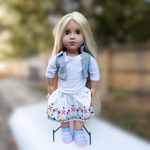 Phoebe Hair Grow Doll and Clothes Set 2 Tops 2 Skirts Sneakers Sandals Bracelet - Picture 11 of 16